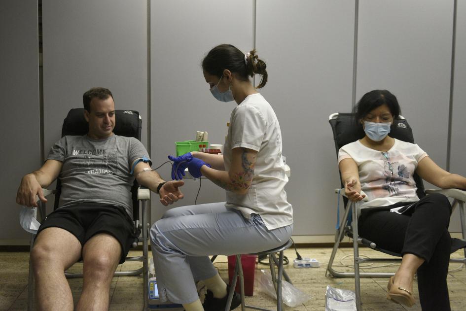 Personas donando sangre