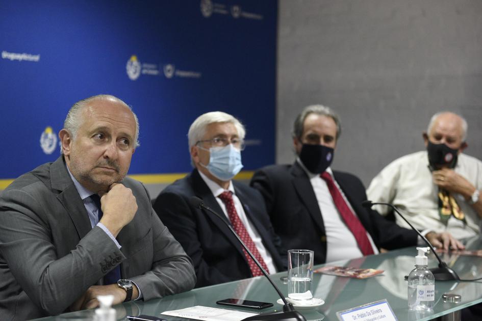 Primer plano del ministro del MEC y a su lado hay tres hombres más sentados