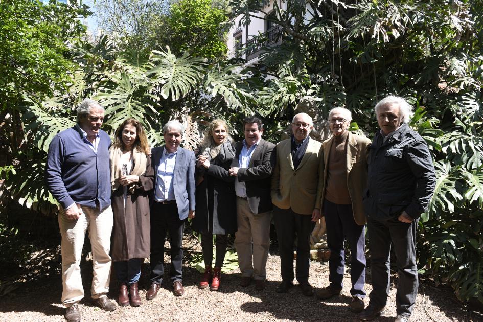 Personas en jardín del Museo Zorrilla