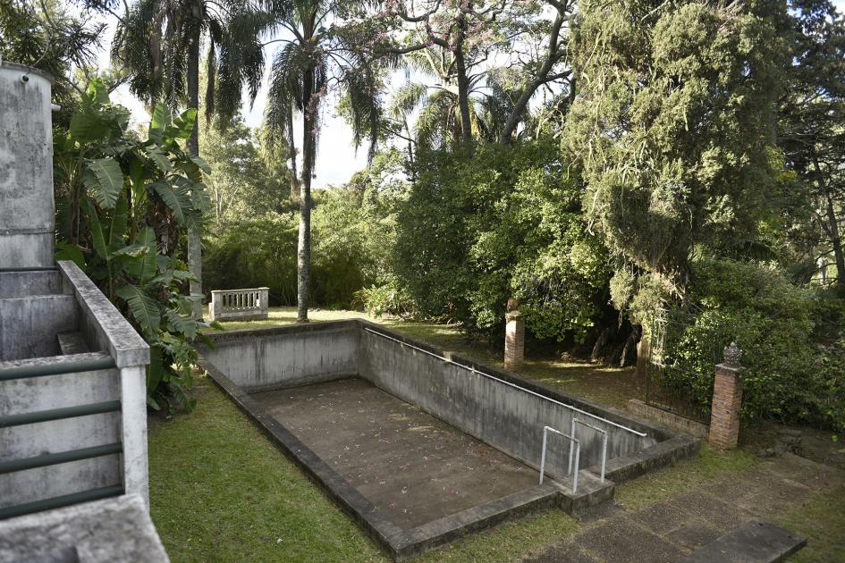 Piscina antigua vacía