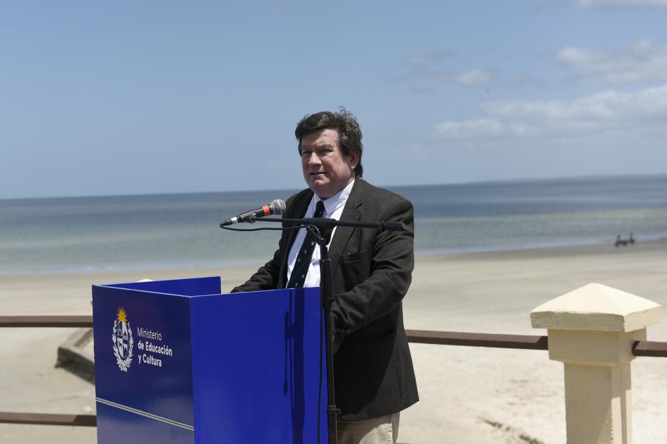 Hombre atrás del estrado dando su discurso