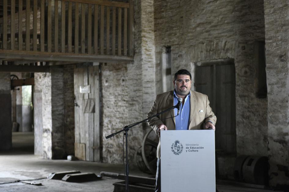 Hombre atrás de un atril hablando