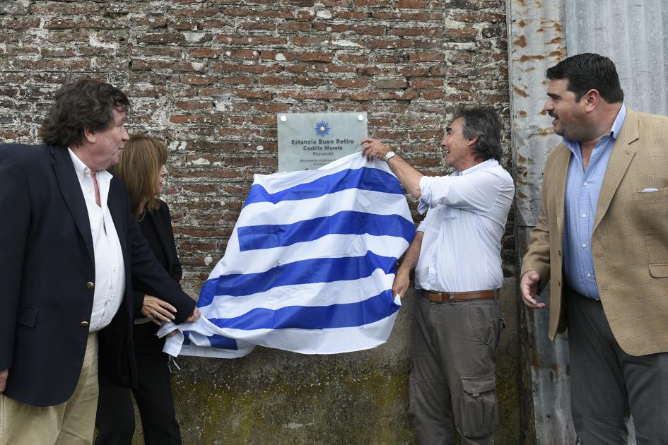 Autoridades descubriendo la placa