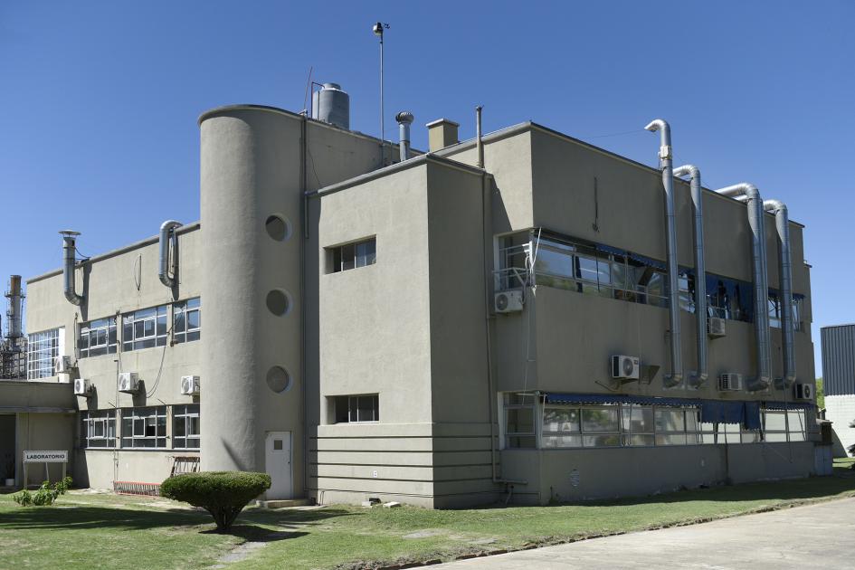Un edificio dentro de la refinería
