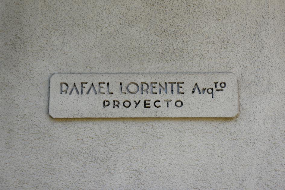 Placa de material que dice "Rafael Lorente. Arquitecto. Proyecto"