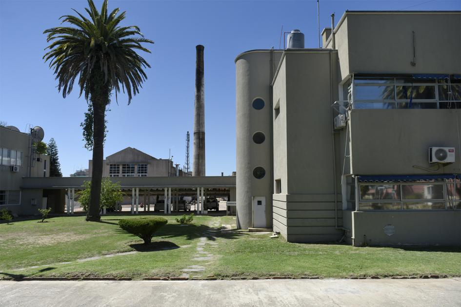 Viste general de un edificio y de una chimenea