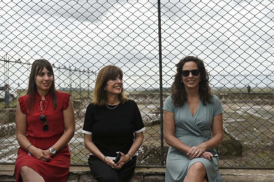 Tres mujeres sentadas