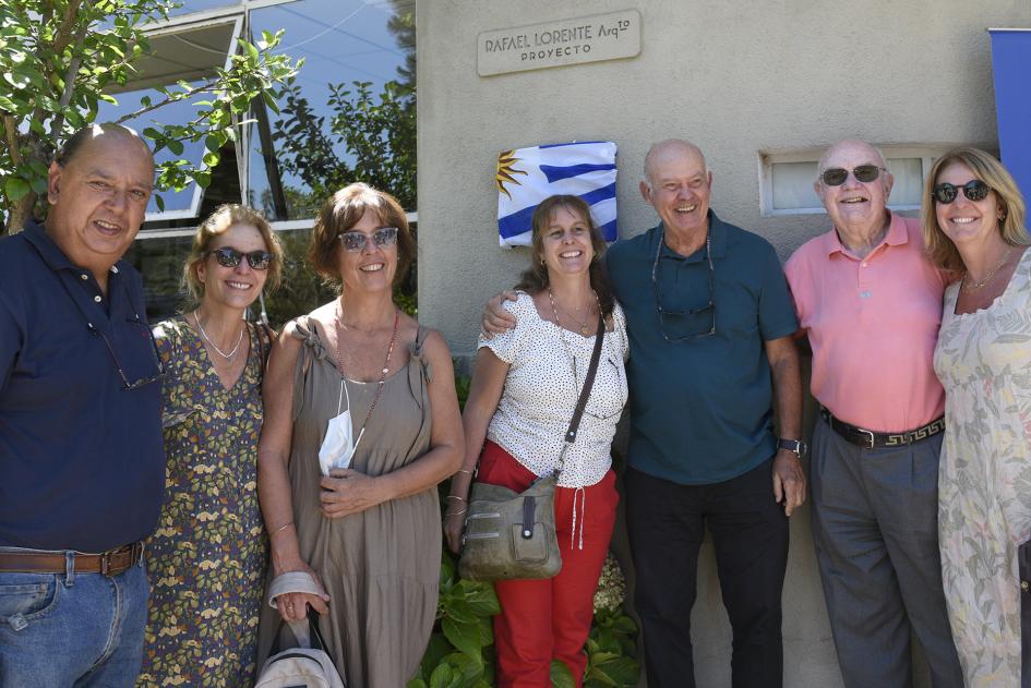 Siete personas adelante de la placa antes de ser descubierta