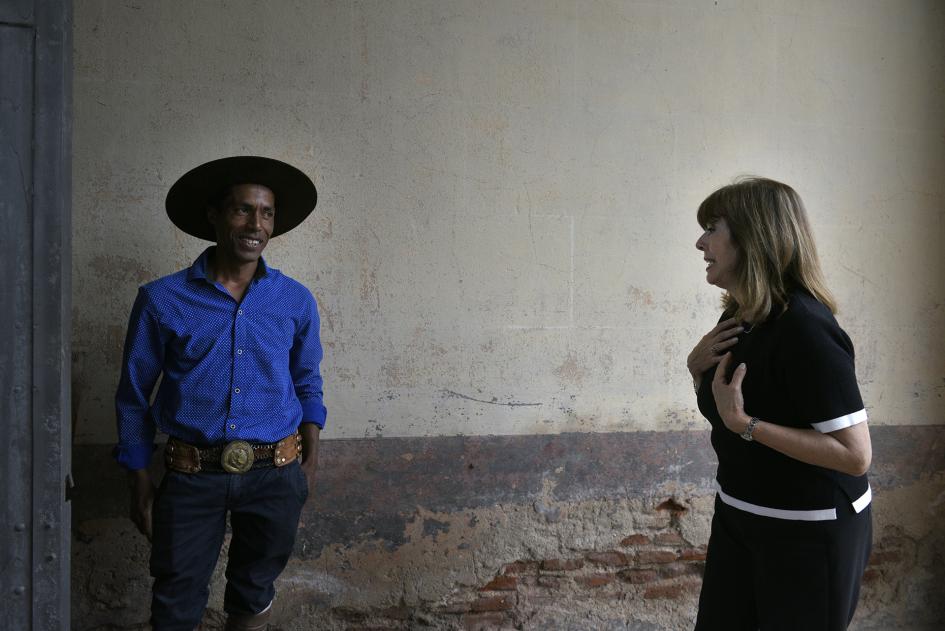 Hombre y mujer hablando