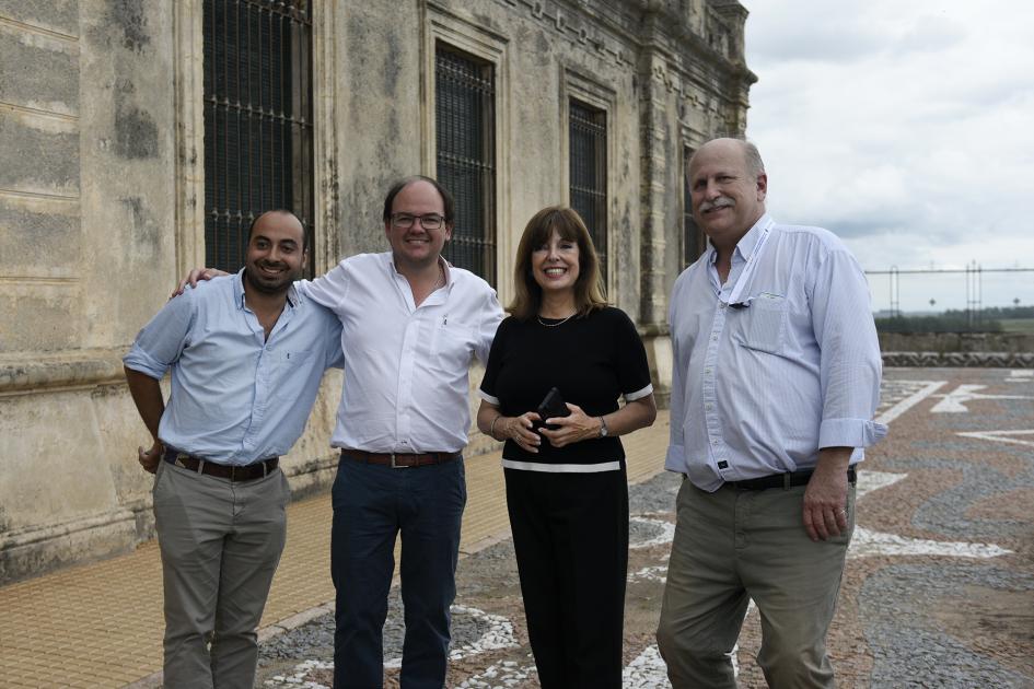 Dos hombres, una mujer y otro hombre