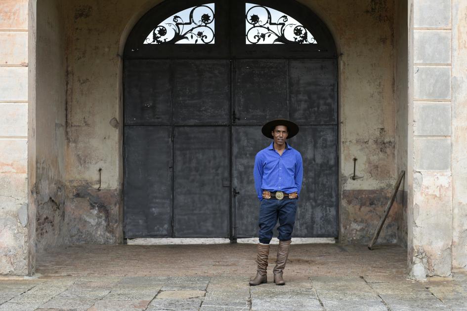 Hombre vestido de gaucho