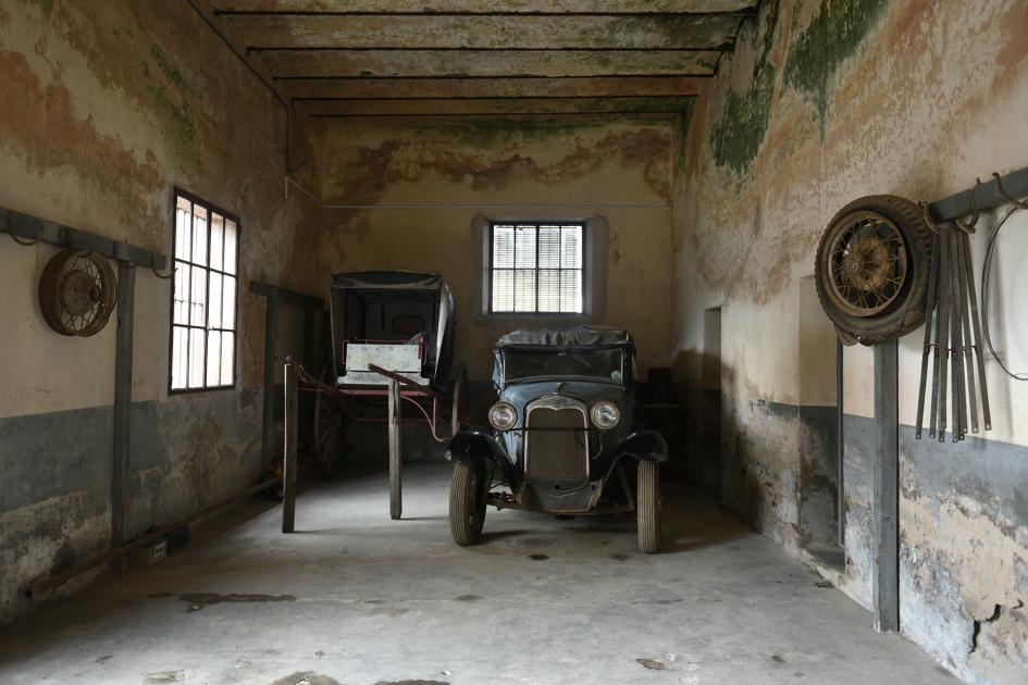 Galpón con un auto antiguo