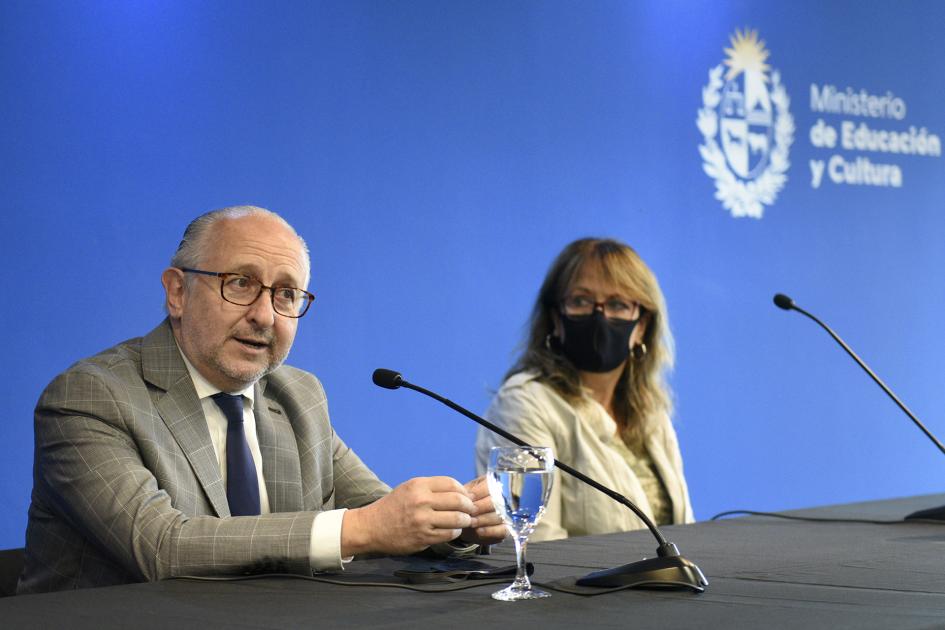 Ministro del MEC y la nueva vocal de JUTEP Hombre tocándose las manos y hablando y a su derecha hay una mujer de tapabocas