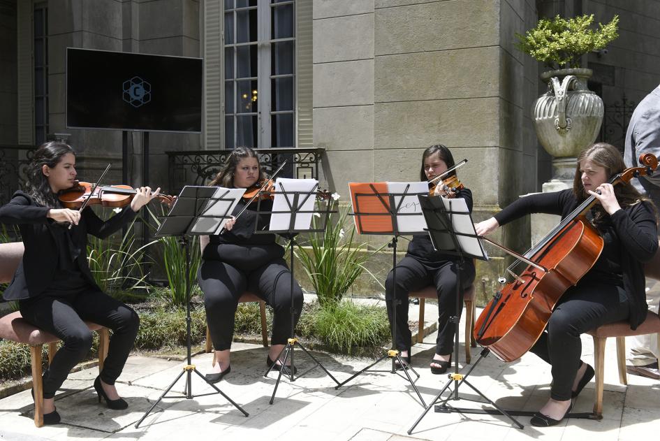 Personas tocando instrumentos