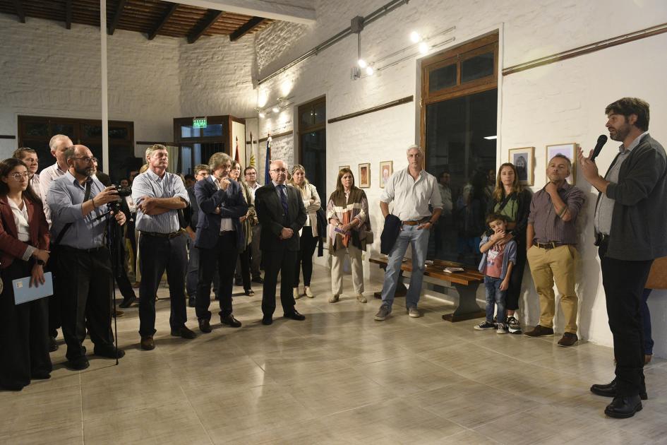 Gente reunida mirando a un orador