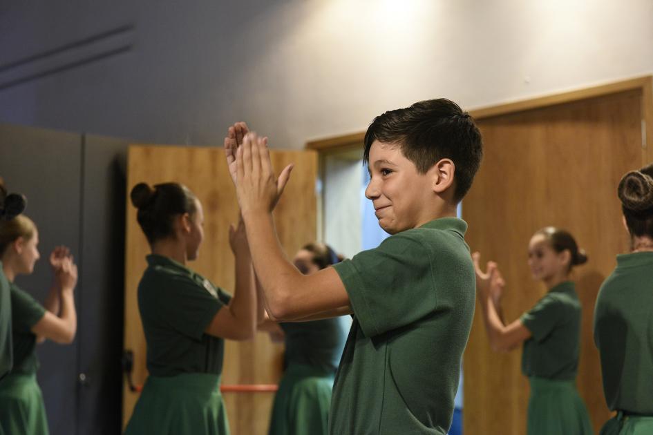 Niños bailando