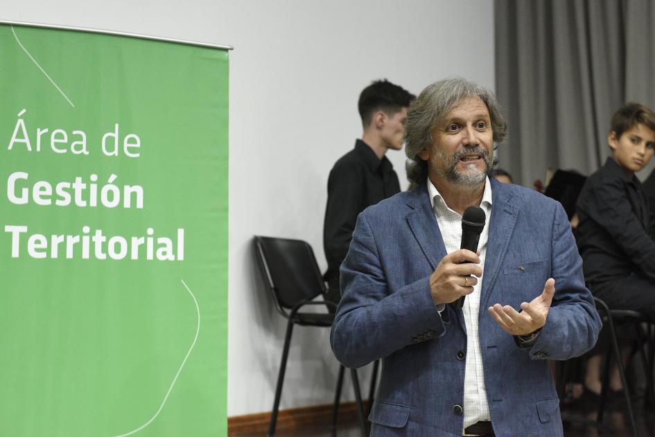 Hombre con micrófono en mano hablando