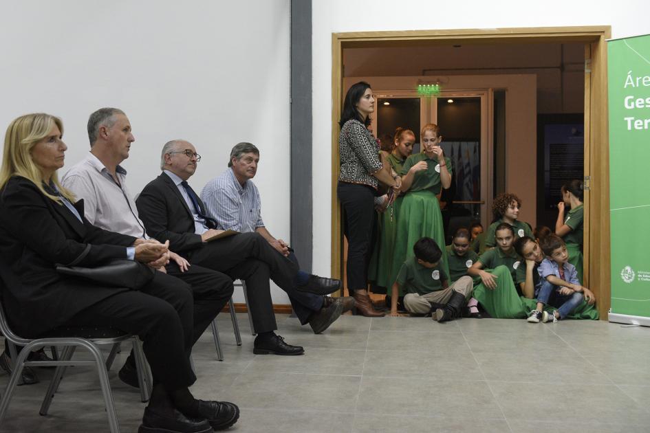 Autoridades sentadas viendo a la Orquesta Juvenil del Sodre, núcleo Dolores