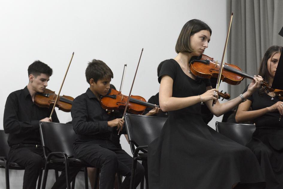 Músicos tocando sus instrumentos