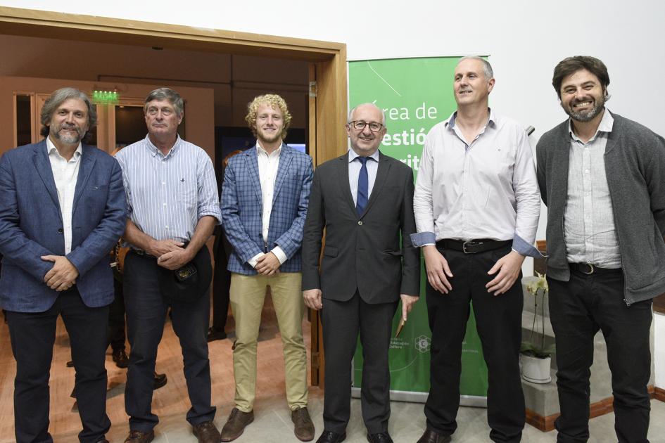 Hombres posando para la foto