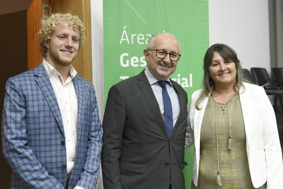 Dos hombres y una mujer posando para la foto