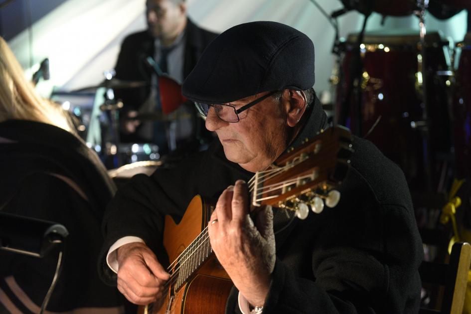 Persona tocando la guitarra.