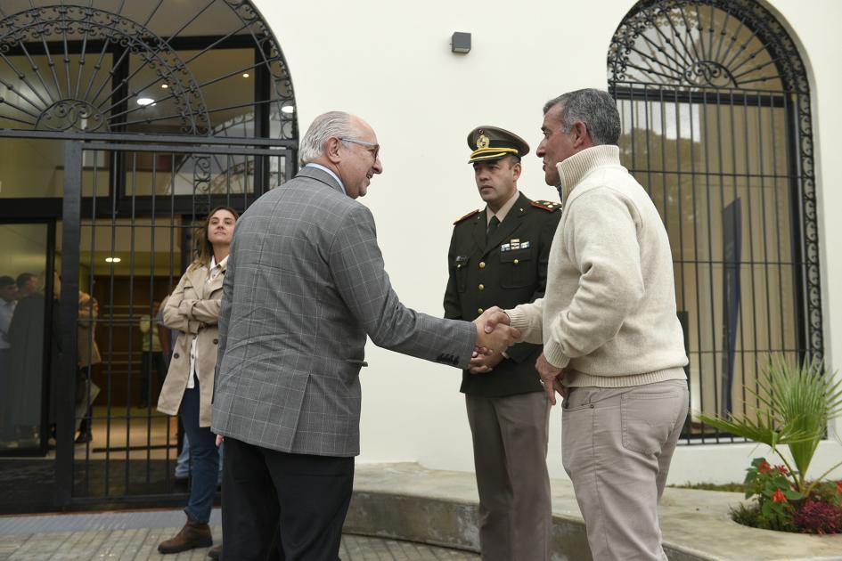 Saludo entre dos hombres