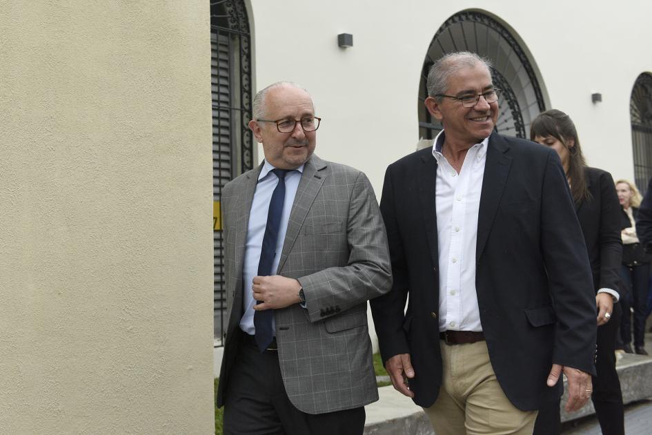 Dos hombres caminando y mirando para el costado