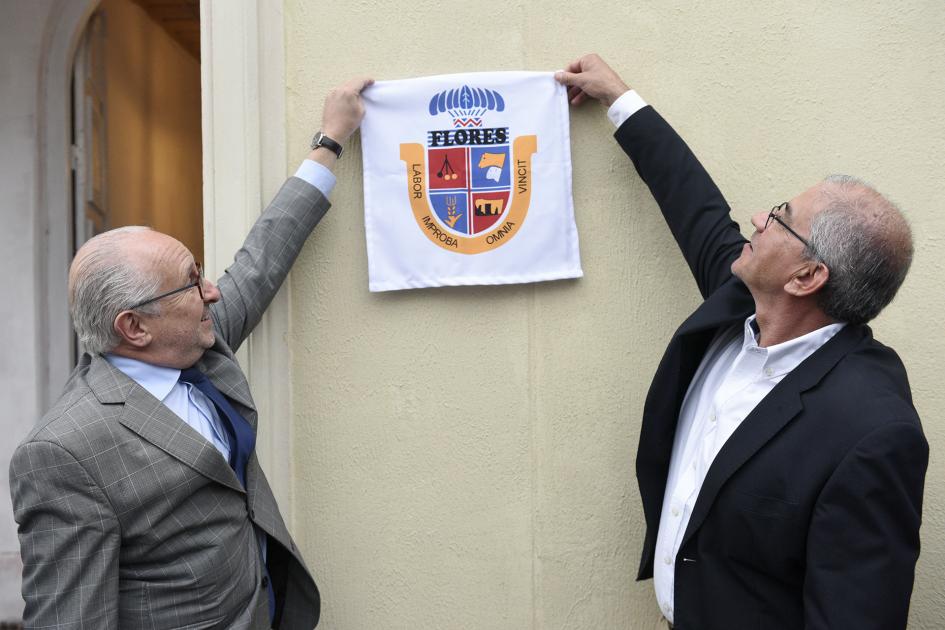 Dos hombres agarrando una bandera