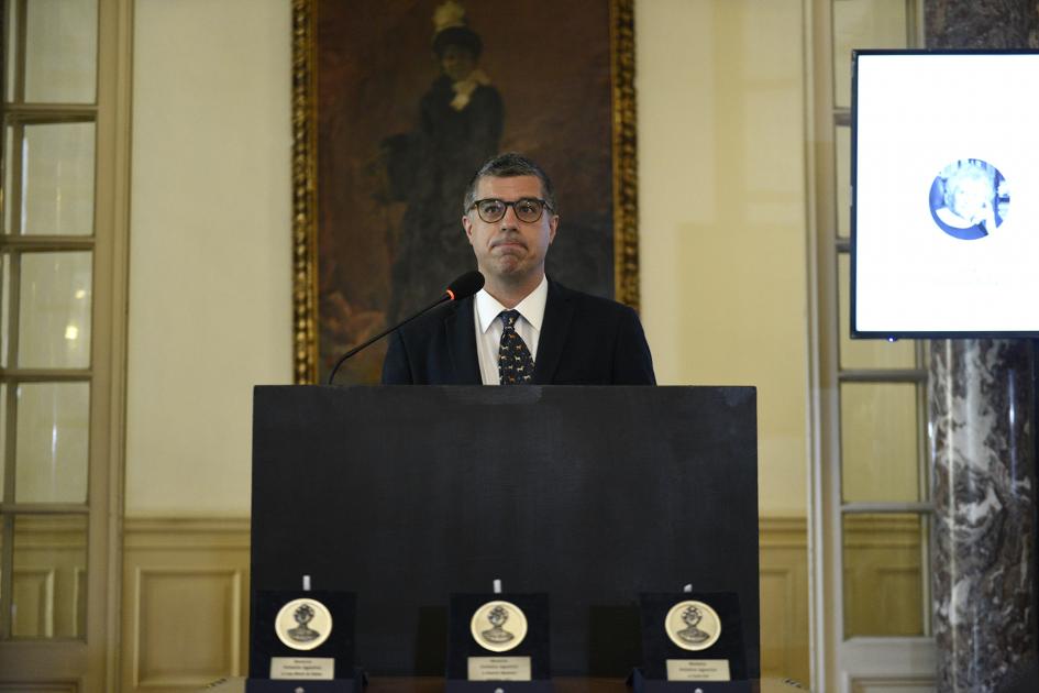 Director de la Biblioteca Nacional atrás del estrado y en frente se ven las tres medallas