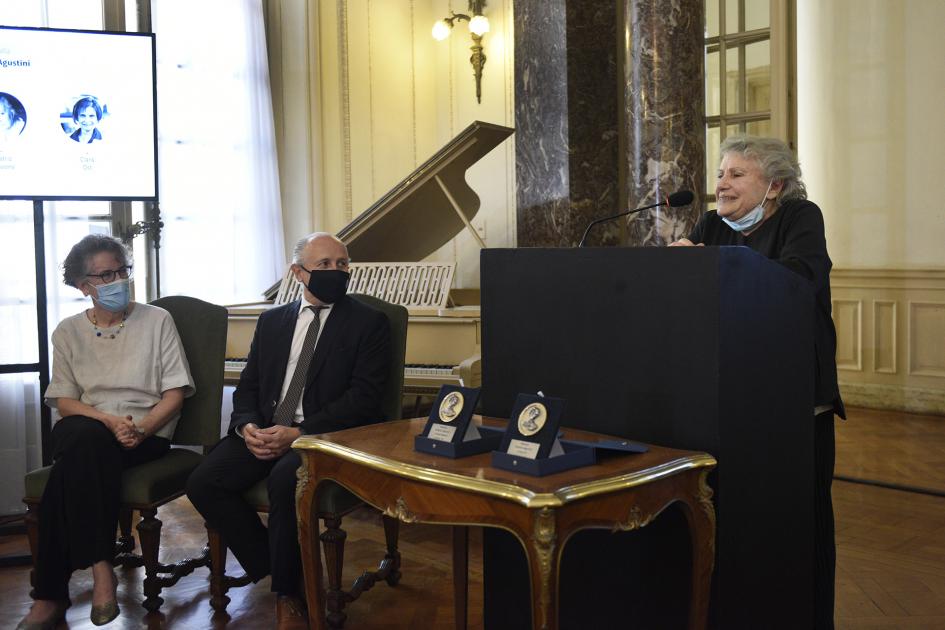 Lisa Block dando su discurso en el estrado y a su izquierda se ven a autoridades sentadas