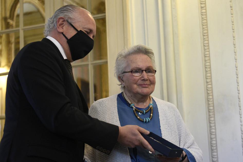 Ministro del MEC entregándole la medalla a Beatriz Massons