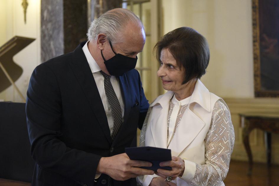 Ministro del MEC entregando la medalla a Clara Ost