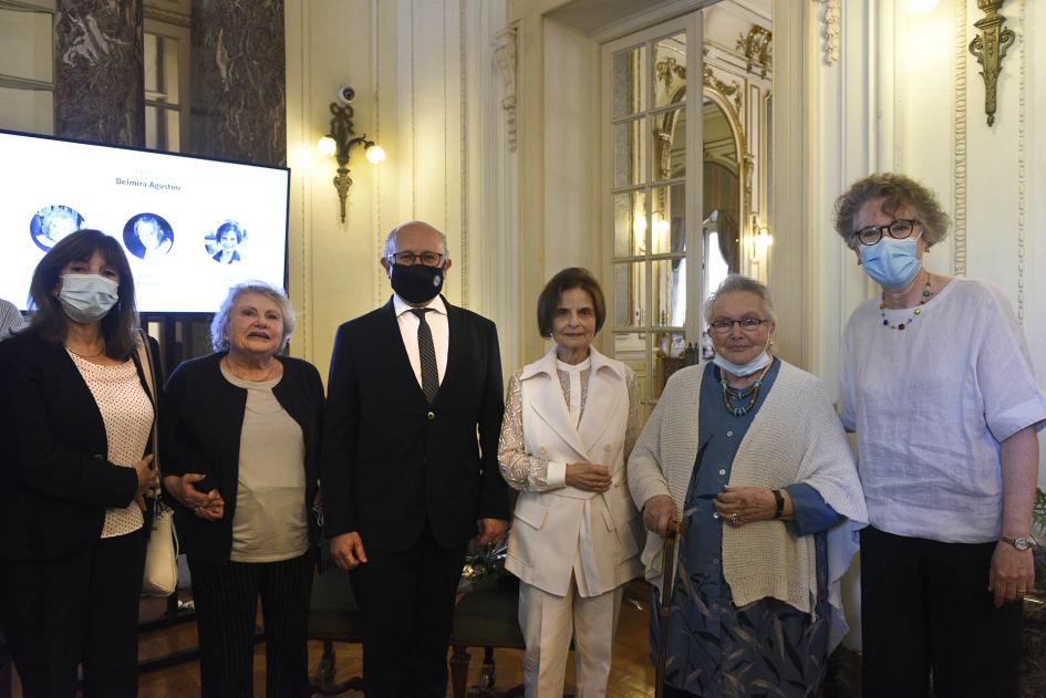 Autoridades y homenajeadas paradas y mirando a la cámara