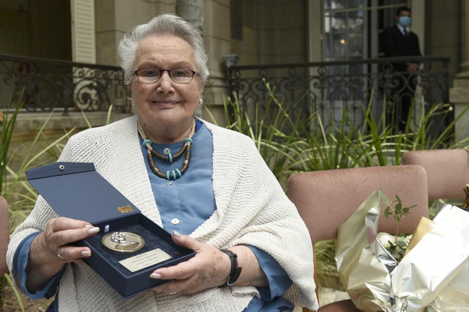 Beatriz Massons mostrando su medalla