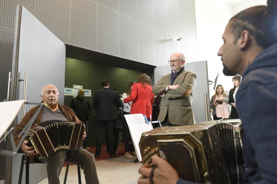 Dos hombres tocando el acordeón y Pablo da Silveira mirándolos