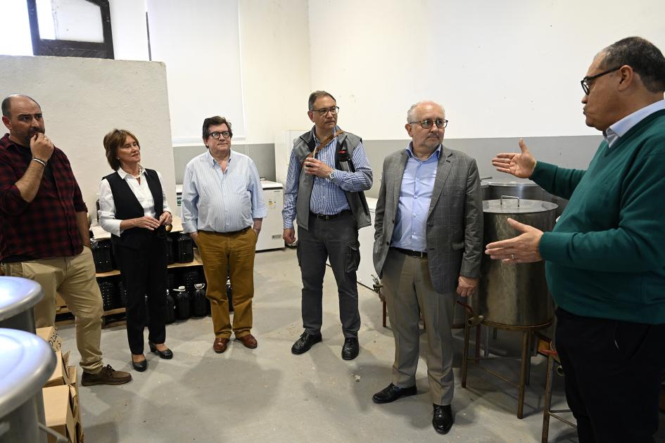 Personas hablando.