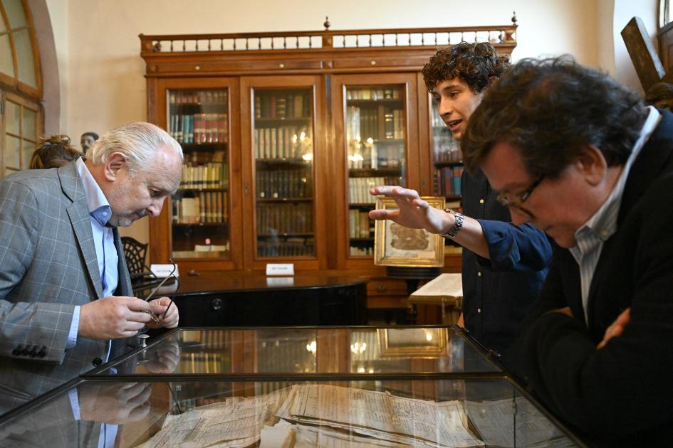 Personas mirando documentos.