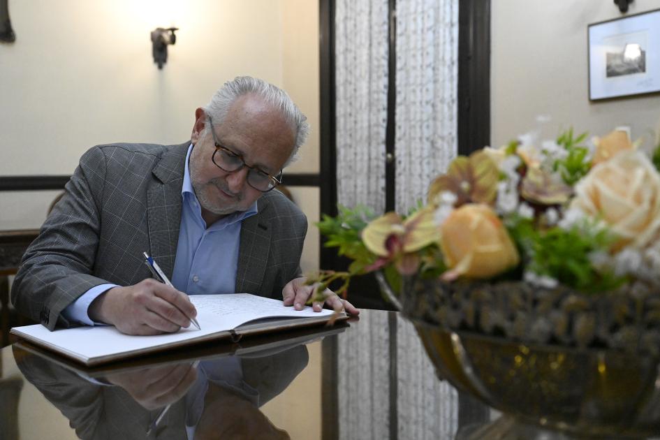 Persona firmando.