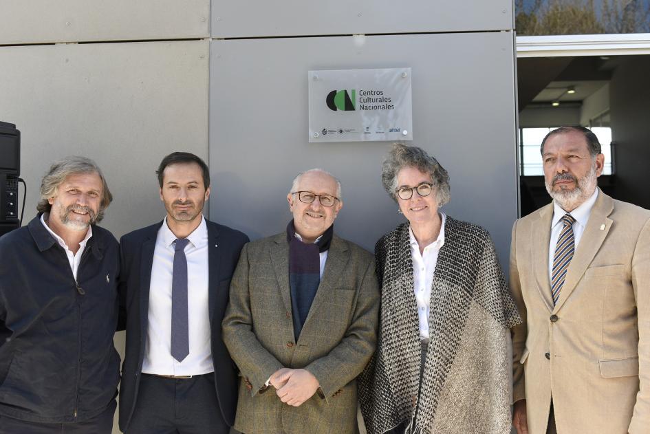 Hombres y mujeres posando con la placa