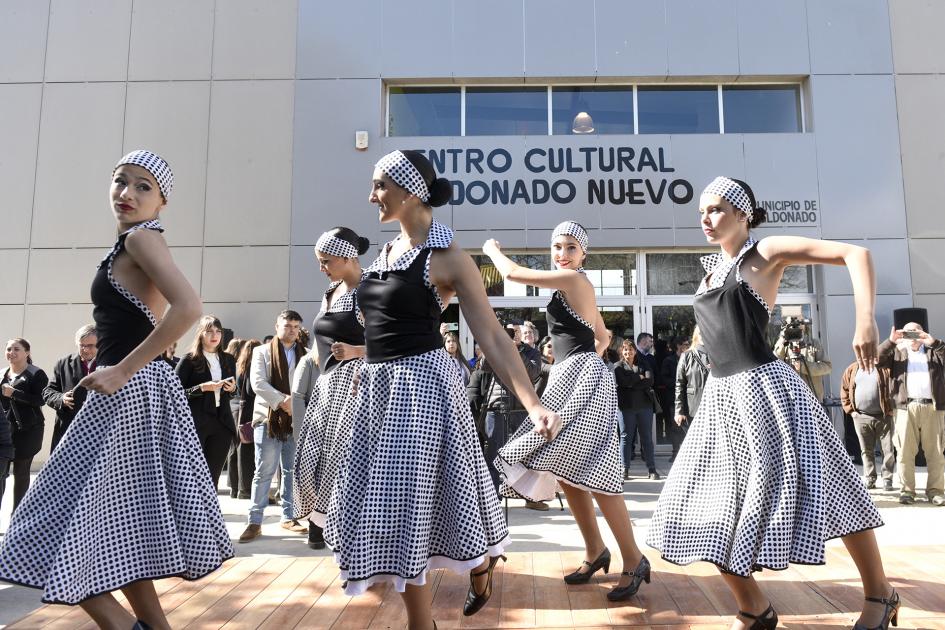 Mujeres vestidas de época bailando