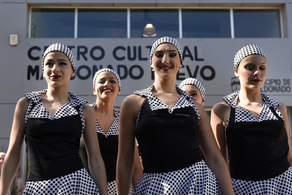 Mujeres vestidas de época bailando