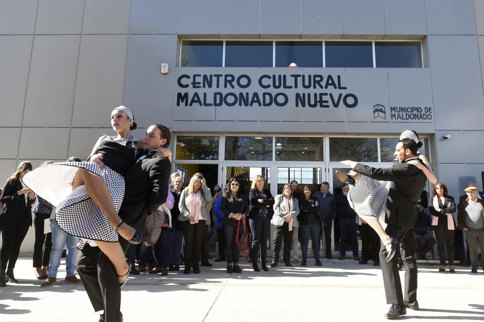 Dos parejas bailando y de fondo se ve el público