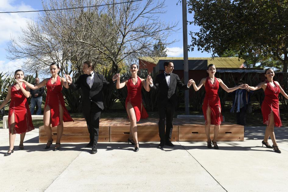 Grupo de danza Gardeleando tomados de la mano 