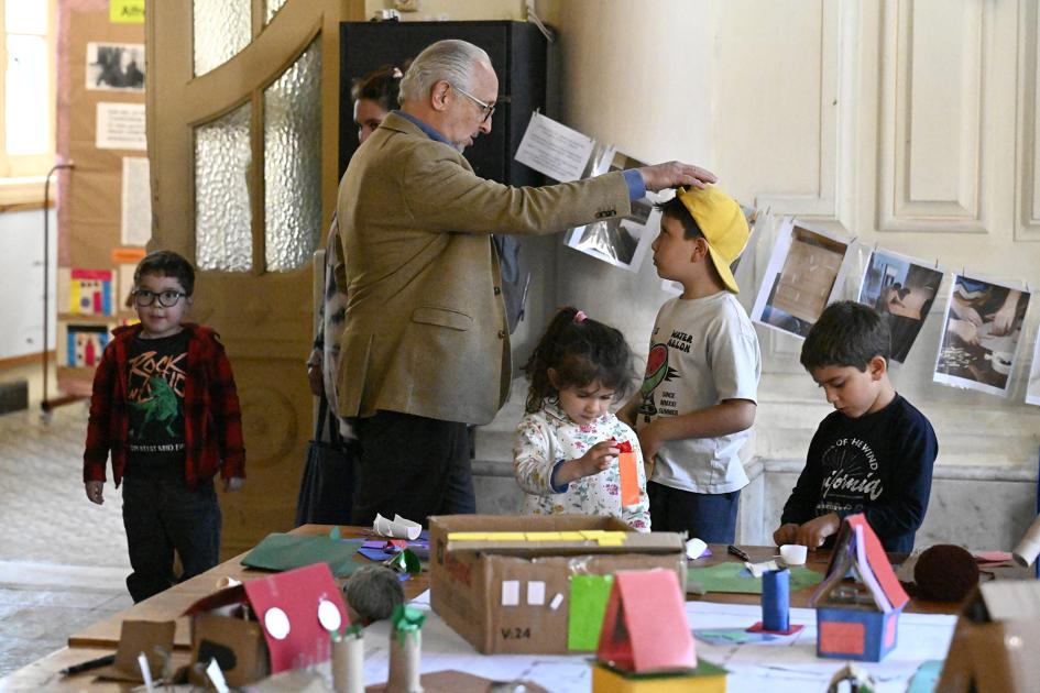 Niños presentando trabajos.