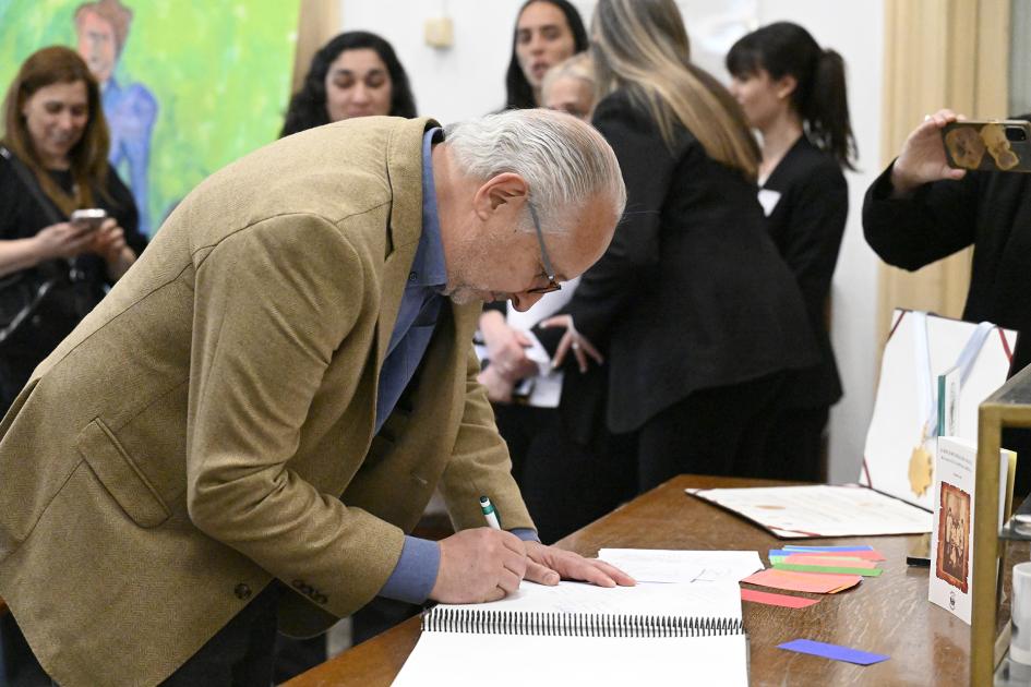 Persona firmando un Libro de visitas