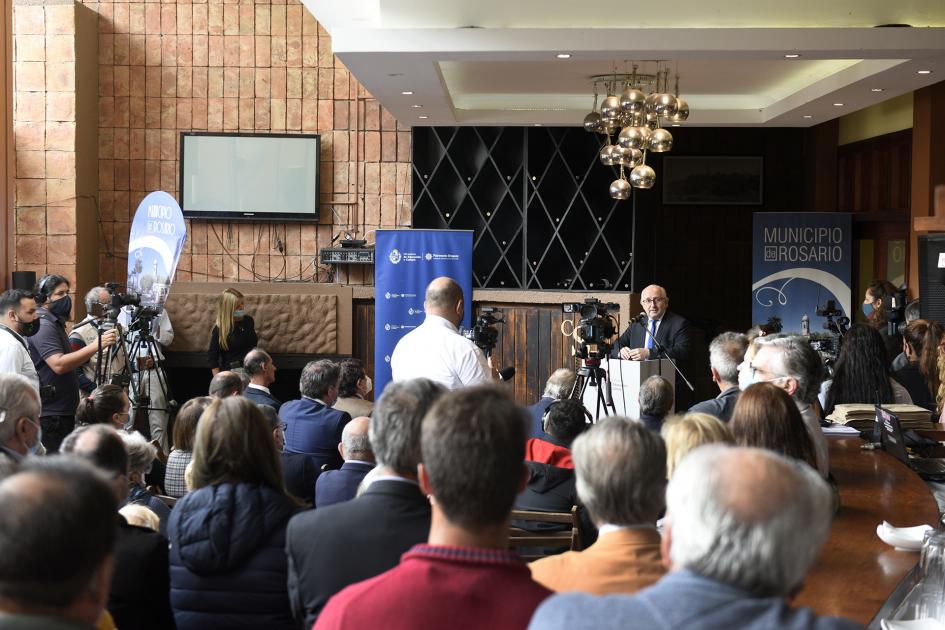 Sale vista desde atrás con el público presente