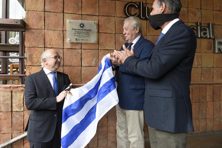 Autoridades descubriendo la placa