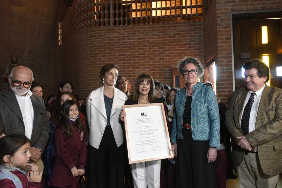 Autoridades posando con el certificado