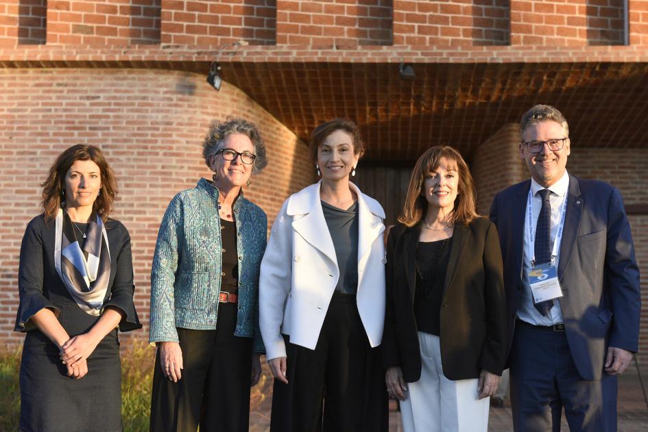 Personas posando en la entrada de la Iglesia